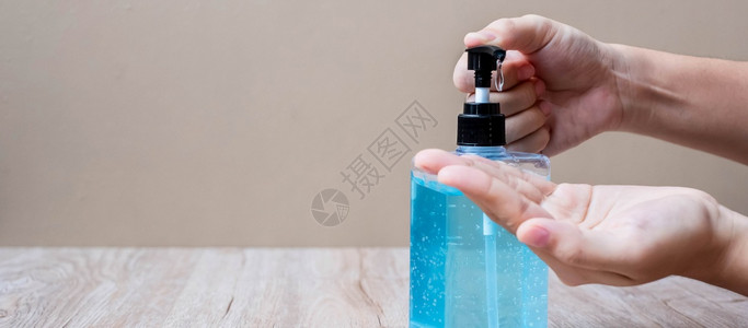 使用洗手的人工酒精凝胶或清洁剂瓶式喷洒器对抗新科罗纳或疾Covid19反食卫生和健康概念杀毒软件社会的流感背景图片