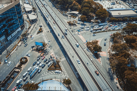 流动的泰国最佳大都会市中心繁忙的高速公路口交通和基础设施概念大都会市中心的繁忙高速公路口图片