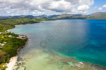 海岸线林孔多米尼加RinconBaySamana半岛Rincon海滩极好热带全景的空中摄影山图片