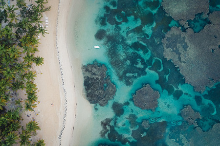 多米尼加大巴伊比亚普林西埃尔波蒂略海滩的萨马纳半岛白船搭起的热带海滩无人驾驶飞机绿松石天堂盛大图片
