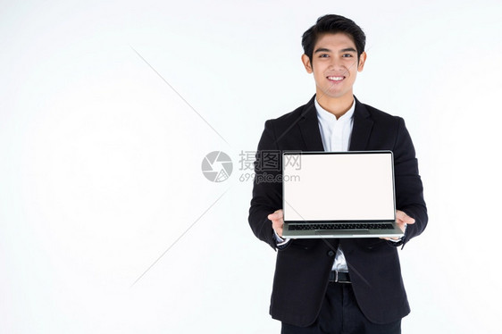 幸福无线的英俊亚洲青年商人与笔记本电脑合作的时装肖像其空白屏幕孤立在色灰空复制间工作室背景商业成功概念上办公室图片