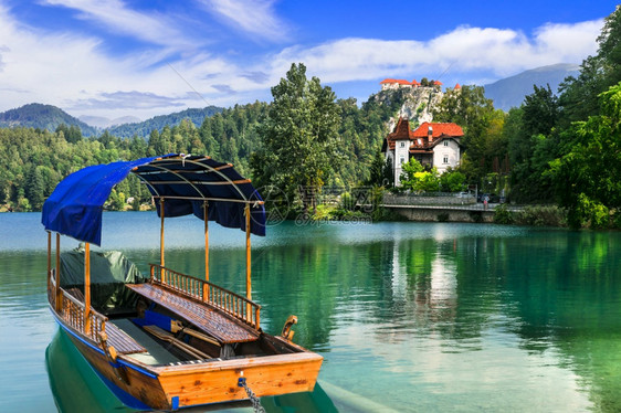 如画惊人的在斯洛文尼亚与传统的船和城堡在岩石上相望游客潮旅目的地景象是人们欢迎到访秋天图片