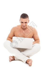 照片来自Caucasian男子与笔记本胸前工作时微笑在白色孤立背景上摆姿势成人便携的图片