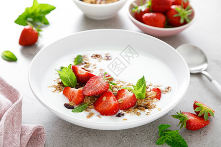 甜的一顿饭配有希腊酸奶坚果和新鲜子早餐的草莓花兰香脆图片