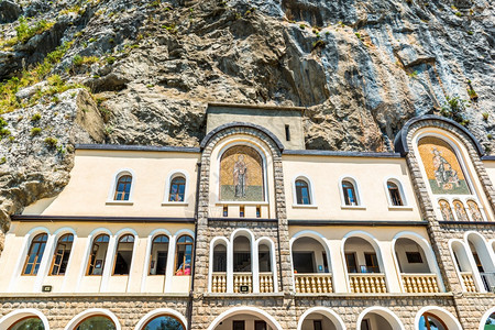 老的石块中奥斯特罗格修道院岩石中的黑山修道院建筑学宗教的图片