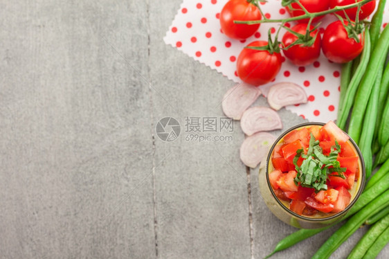 黄瓜生的木板上方gazpacho照片夏天图片