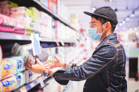 杂货店脸亚洲男子购买和物食以在乔维奇爆发期间囤积预防图片