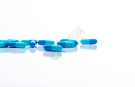 抗真菌药镇痛剂选择关注白色背景上的蓝和白胶囊丸抗生素耐药菌胶囊丸制药业店产品剂学止痛图片