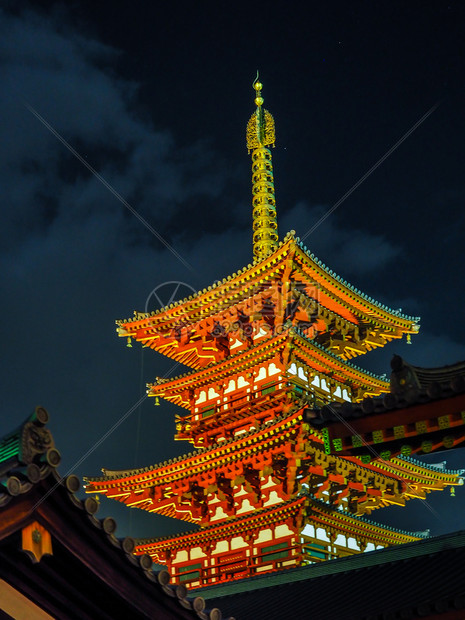 2018年月日晚上在娜拉的矢寿寺夜亮新年庆典Yakushi寺夜光照耀着明日本著名塔台风景优美地点佛教图片