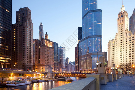 邮政地标办公室美国伊利诺州芝加哥河周围建筑的城市景象图片