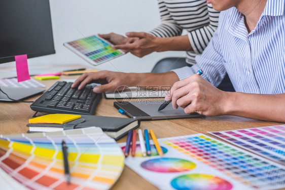 视觉的为了彩虹青年创作团队在造办公室建筑制图以及工作具和附件彩色观察样本图等有创意办公室开会的青年创作团队用于选择彩色的标本表图片