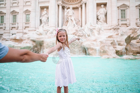 请享用罗马的可爱小女孩背景特莱维喷泉意大利罗马快乐的蹒跚学步孩子在欧洲享受意大利假期古老的图片