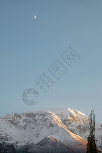 巴基斯坦GilgitBaltistanHunzaNagar山谷的清蓝天空日落时对卡拉科姆山脉雪盖峰的垂直自然景观视图高度旅游清除图片