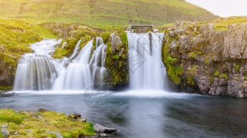 凉爽的湖冰岛斯奈费尔半Kirkjufell山美丽的瀑布景观具有软光效应全景图片