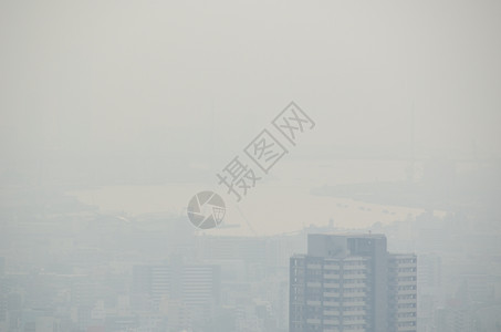 游客在大阪市的天桥在一个雾中的日子烟本人忙碌的图片