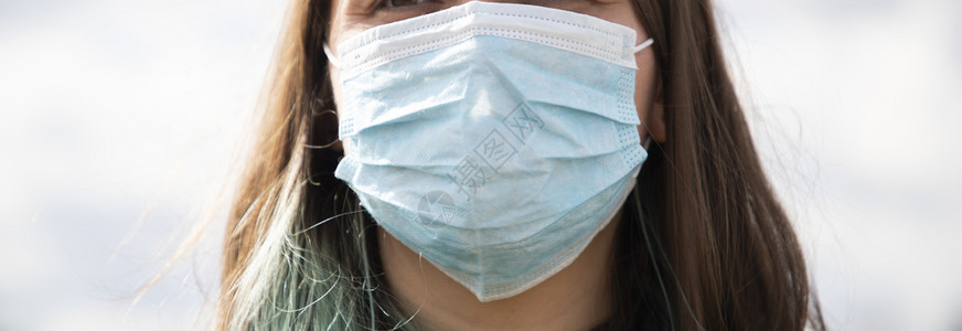 航班感染警报冠状全球战斗概念COVID19戴外科口罩的女图片