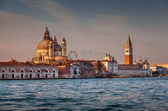 桑圣玛丽亚德拉礼教堂和圣马可钟楼在晚上威尼斯意大利历史总督图片