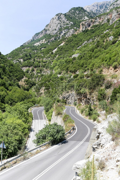 路线连续下坡卡拉马塔和斯巴达之间岩石上的Taygetos山路全景图片