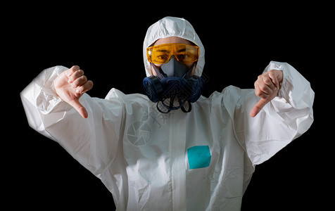 一种预防埃博拉妇女拇指下在化学防护服和气面具上签字黑底有黄色眼镜安全西装女科学家安全感染概念a使用化学品防护服和毒面具图片