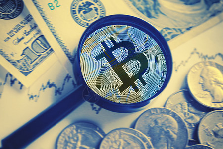 概念的金融取代真实虚拟货币和加密份额增长的概念在美元背景放大玻璃之下ToningBitcoin以美元背景放大玻璃取代实际虚拟货币图片
