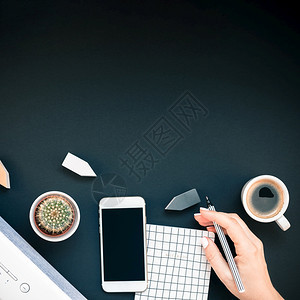 办公室女孩化办公桌工作空间的顶端视野平板白色立体蓝牙音屏和智能手机用于音乐监听和咖啡杯黑背景模板上有复制空间供博客社交媒体使用图片