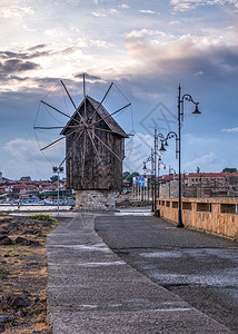 保加利亚内塞巴尔07129前往保加利亚内塞巴尔古城途中的旧风车保加利亚内塞巴尔的旧风车夏天早晨镇图片
