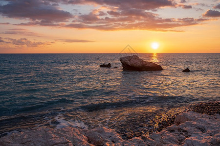 塞浦路斯帕福PetratouRomiou附近海滩美丽的夕阳景色被认为是希腊神话中的Aphroditersquos出生地传奇旅行罗图片