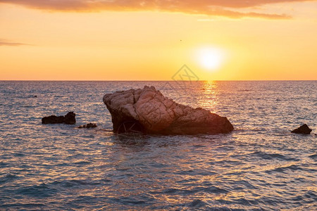 女神结石佩特拉塞浦路斯帕福PetratouRomiou附近海滩美丽的夕阳景色被认为是希腊神话中的Aphroditersquos出图片