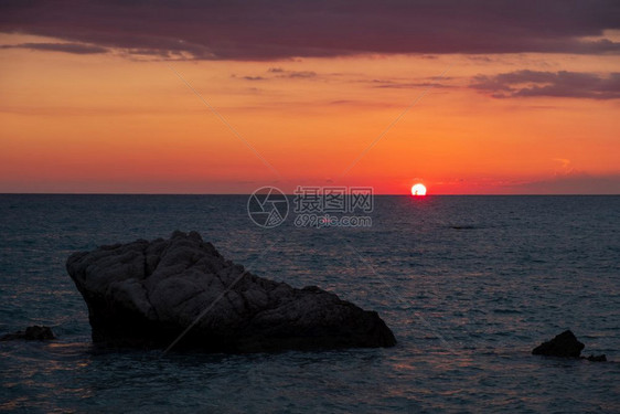 塞浦路斯帕福PetratouRomiou附近海滩美丽的夕阳景色被认为是希腊神话中的Aphroditersquos出生地假期下午游图片