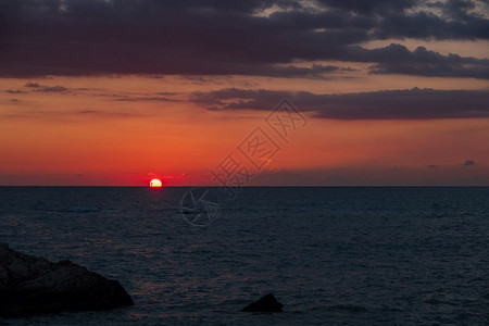 塞浦路斯帕福PetratouRomiou附近海滩美丽的夕阳景色被认为是希腊神话中的Aphroditersquos出生地大约蓝色的图片