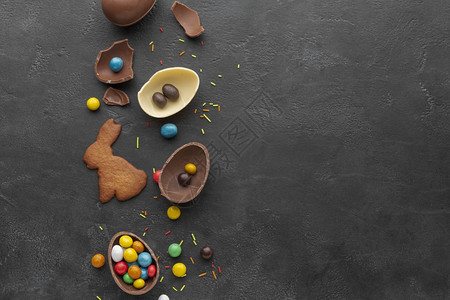季节质量美味的高清晰度照片顶端视图巧克力顶端片视巧克力顶面彩色蛋糖小兔子头饰饼干高品质照片图片