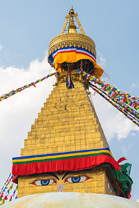 崇拜修道院BoudhanathStupa和在加德满都的祈祷旗帜尼泊尔布杜达斯图帕的佛教区是世界上最大的教区之一眼睛图片