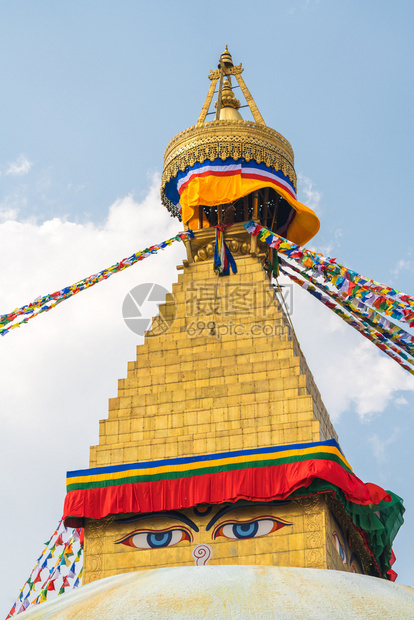 遗产天空BoudhanathStupa和在加德满都的祈祷旗帜尼泊尔布杜达斯图帕的佛教区是世界上最大的教区之一朝圣图片