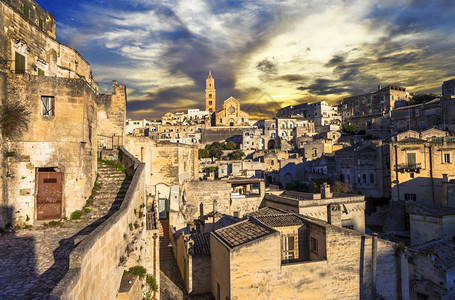 萨西旅游的Basilicata的古老洞穴城市Matera日落意大利的地标和热门旅游景点吸引力图片