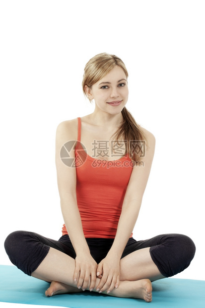 身体年轻的有腿快乐年轻健身女做一个休息的快乐年轻健身女在白色背景上的裁缝座位间歇图片