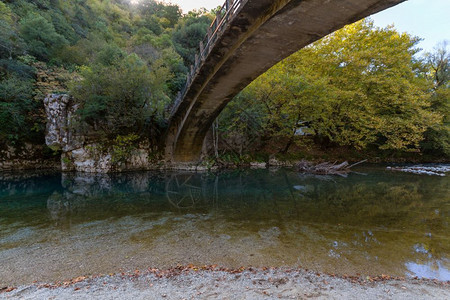 希腊Epirus的Zagoria市Vomoomatis河上Papigo桥的景象国民观山图片