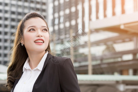 工人商业女在办公室上班行走聪明的图片