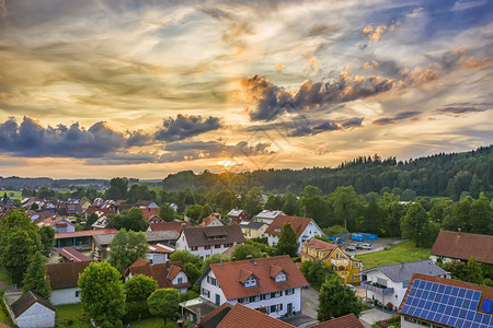 充满活力日出在德国小村落上惊人的多彩日落戏剧图片