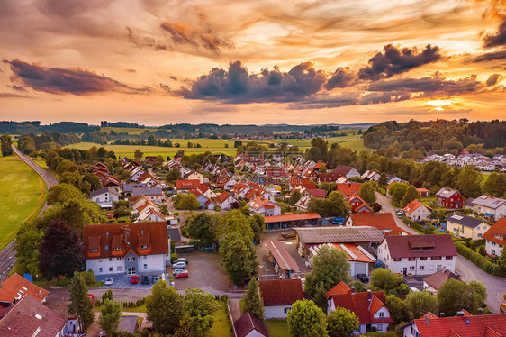 城市景观地标丰富多彩的在德国小村落上惊人的多彩日落图片