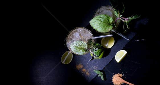 柠檬汽水夏天黑背景的Mojito玻璃图片