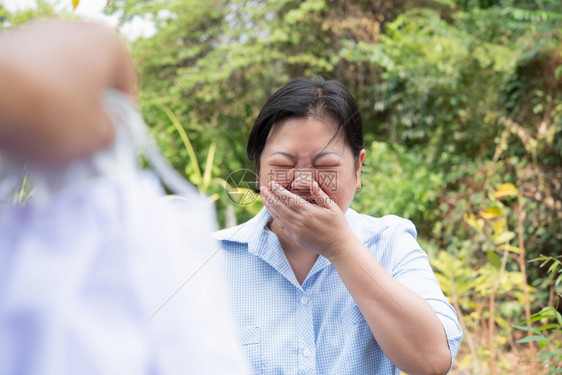 不良戴面罩的亚洲漂亮妇女戴着面具防止流行感civid19或来自现职的科罗纳并担心概念疾病爆发生命保健中的情感戴面罩保护流感cor图片
