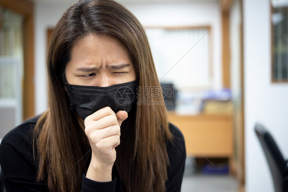 办公室戴防护口罩的女性图片
