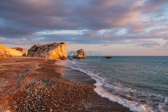 波浪人们蓝色的在塞浦路斯帕福PetratouRomiou附近海滩的美丽下午景色被认为是希腊神话中的Aphroditersquos图片