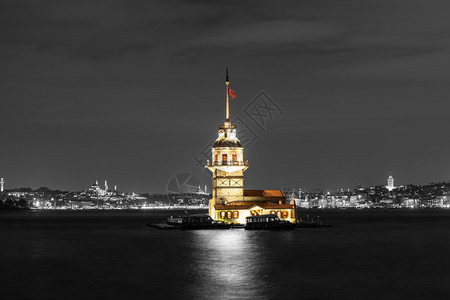 旅游行伊斯坦布尔的Maidenrsquos塔对比夜色伊斯坦布尔的塔对比夜色夏天图片