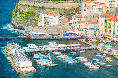 海景村庄沿在意大利阿马尔菲海岸的Sorrento城市空中景象美丽的夏季日光照着意大利阿马尔菲海岸的Amalfi海岸图片
