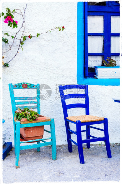 蓝色的木制传统希腊酒吧和带有典型木制椅子的塔文图片