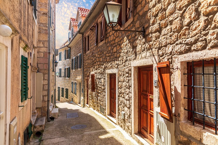 狭窄的老黑山塞格诺维老城的欧洲窄街结石图片