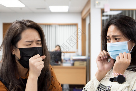 在办公室戴口罩防疫的女性图片