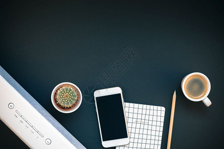 女办公桌工作空间的顶端视野平板白色立体蓝牙音屏和智能手机用于音乐监听和咖啡杯黑背景模板上有复制空间供博客社交媒体使用女士化补给品图片