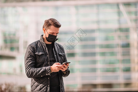 城市街道上戴口罩的男人图片